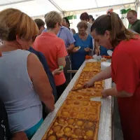 Breskova pita velikanka Društva žena Prvačine. 