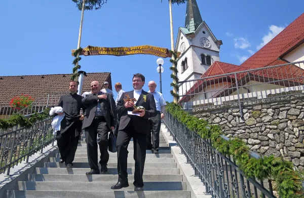 Letos je pel novo mašo le Blaž Lapanja (v ospredju), prihodnji dve leti naj bi bila v Škofiji Koper 
po dva novomašnika, nato pa dve leti ne bo nobenega.