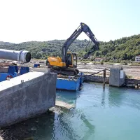 Most do solin so odstranili. Ko ga bodo spet namestili, ga 
bodo mogli podaljšati, saj bo plovna pot pod njim širša.