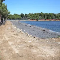 Material, ki so ga odstranili z dna mandrača, so odložili ob 
breg Stjuže. Tu do uredili tudi dovozno pot do gradbišča in jo 
od plaže ločili z ograjo. 