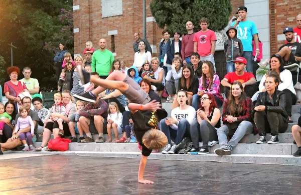 Poletje na placu vedno postreže tudi z večerom, ko se 
pomerijo BreakDance oziroma hip-hop plesalci z Goriškega 
na obeh straneh državne meje.      
