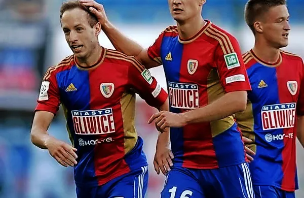Saša Živec (levo) je v soboto zabil prvi gol v poljskem 
prvioligaškem tekmovanju.