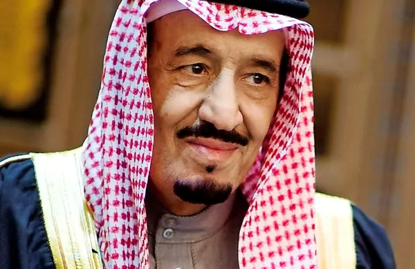 Kralj Savdske Arabije Salman bin Abdulaziz al Savd je v 
nedeljo nenadoma zapustil francosko Azurno obalo, kjer naj 
bi po prvotnih načrtih počitnikoval več tednov, na koncu pa je 
ostal le osem dni.