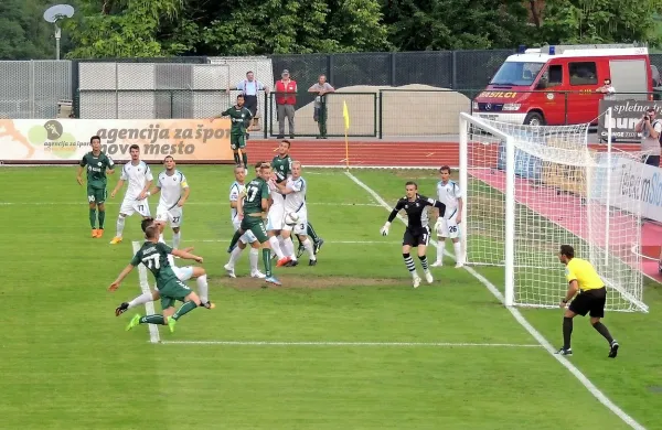 V prvem polčasu so gostitelji (v zelenih dresih) nizali napade, 
a dosegli le en gol.