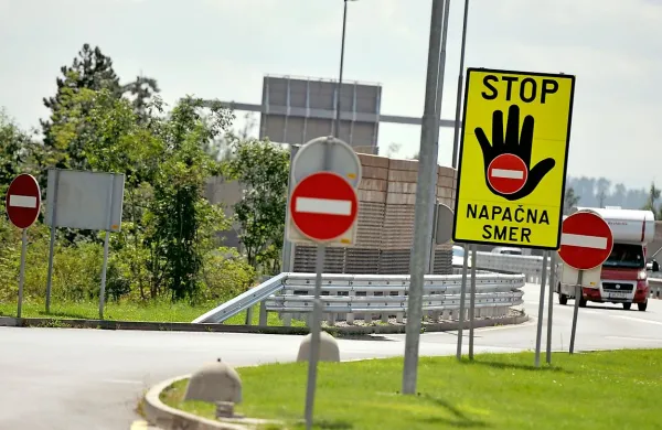 Na dolenjski avtocesti voznik vozil v napačno smer