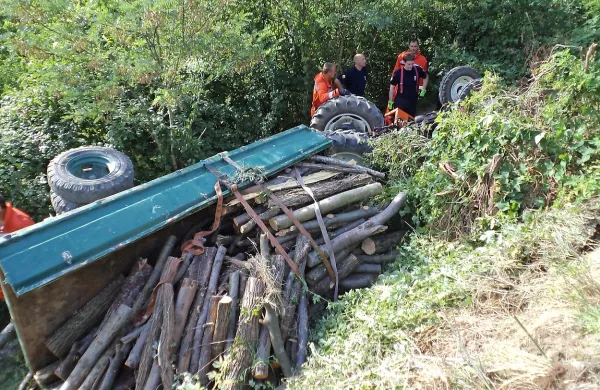 Voznik ostal ukle&scaron;čen v prevrnjenem traktorju