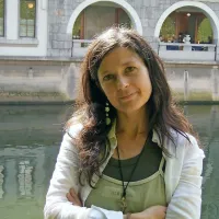 Dr. Zalka Drglin: “Otročiček potrebuje dovolj 
samozavestne starše, ki imajo podporo širšega 
kroga bližnjih in strokovnjakov.”