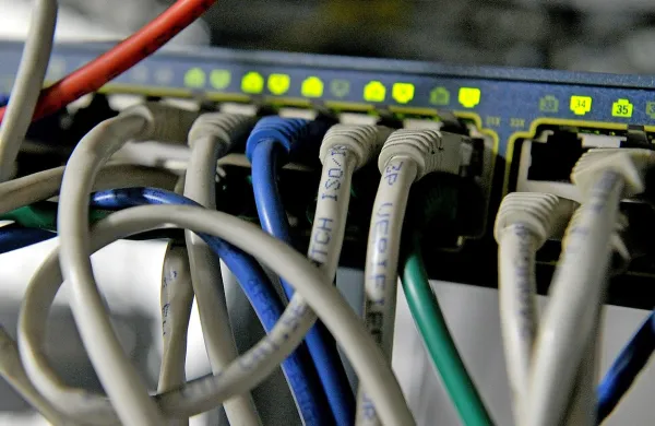 Več kot polovica Rusov oziroma 58 odstotkov vprašanih ne 
nasprotuje izklopu interneta.