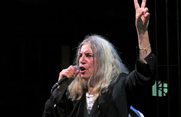 Sodeč po evforičnih odzivih, ki dežujejo z vseh strani, bo 
predsinočnji koncert “botre punka” Patti Smith  (1946) v 
polnih ljubljanskih Križankah  obveljal za slovenski koncert 
leta. 