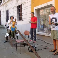 Del tako imenovanih društvenih in Kopergroundovih nosilnih 
hrbtov, navdušenih nad uspelim žaganjem. Meter tira bo 
kupce stal 300 evrov.
