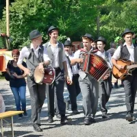 Oblečeni “ku enkrt” so pudgurski fantje prikorakali na prizorišče vestirnge.  
