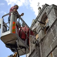 Ker so zvonova namestili v zvonik  že pred nedeljsko slovesnostjo,  so  k njima v košari dvignili oba župnika, ki sta ju 
mazilila in blagoslovila.

