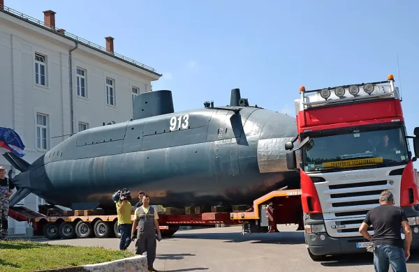 Najtežje je bilo s 60 ton težkim tovorom - podmornico P-913 Zeta - speljati ovinek v Parku vojaške zgodovine.