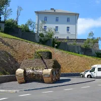 Nova skulptura - z zelenjem prekrit tank - je pravo nasprotje 
hladnosti vojaških strojev in  odraža mirovniško sporočilo 
Parka vojaške zgodovine.