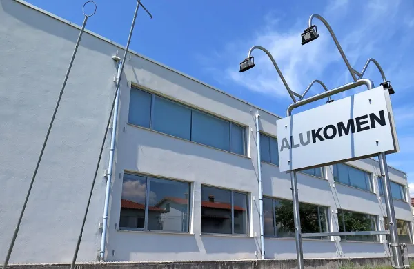 Včerajšnja dražba proizvodno-poslovnega  kompleksa 
družbe Alukomen v stečaju ni privabila niti enega kupca. 