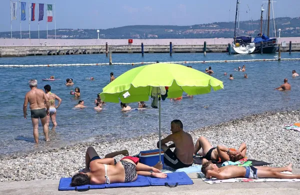 Voda in senca bosta tudi v prihodnjih dneh najbolj iskani 
dobrini.