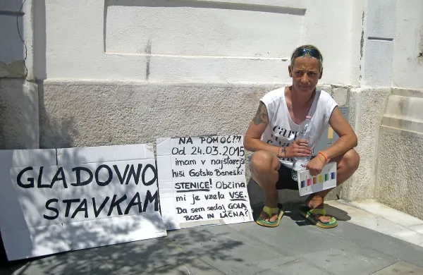 Neda Žabot pred občino