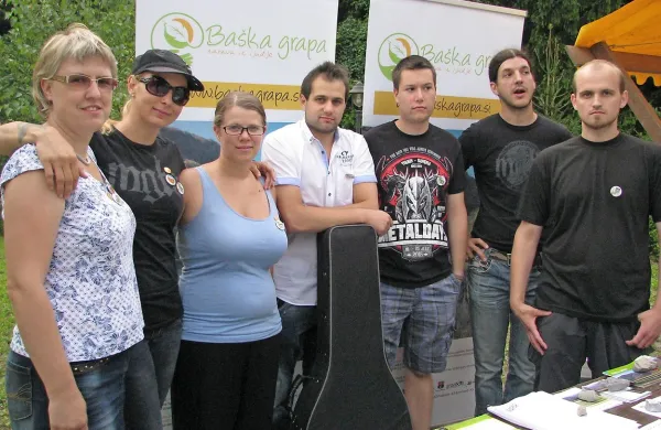 Ekipi mladih, ki z željo po razvoju povezujejo Graparje, ne zmanjka energije. Od leve  Alenka Zgaga, 
Aleksandra Grofelnik, Lea Kemperle, Aleš Močnik, Uroš Mrak, Mohor Mlakar in Andrej Šumer.  