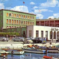 Barvna razglednica Hotela Triglav iz začetka 60. let ter zelena 
pergola, ki je pokrivala znamenito teraso.