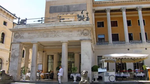 Caffe Pedrocchi - kavarna odprtih vrat, kjer se vse zgodi in nič 
ni skrito