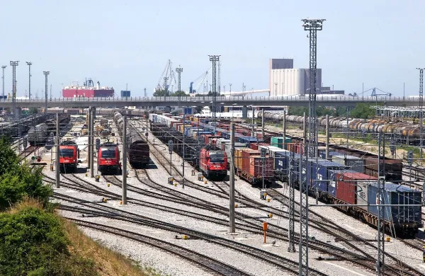  Tovor, ki ga iz pristanišča po tiru zdaj prepeljejo v tednu dni, 
bodo zdaj morali v petih dneh.