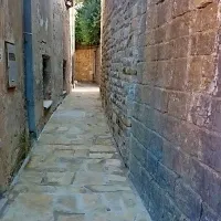 Poleg novega zidu so  v Vrtni ulici  na delu, kjer so zgradili zid,  
položili tudi  nov kamniti tlak.