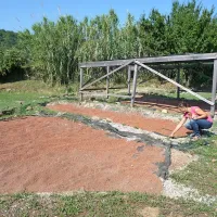 Septembra bodo odstranili tudi zaščito z mozaikov na 
drugem koncu nekdanje vile in kockice  obdelali v ateljeju, 
zatem pa jih vrnili na nekdanje mesto. Restavrirali bodo tudi 
podlago pod mozaiki in poskrbeli za drenažo.      