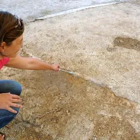 Nataša Škrjanec kaže obrobo. Restavratorji pravijo, da 
mozaike “obšijejo”, s čimer jih   zavarujejo pred krušenjem. 