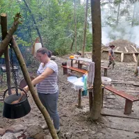 Ko ne more mama Anita, za kuhalnico poprime hči Andreja.
