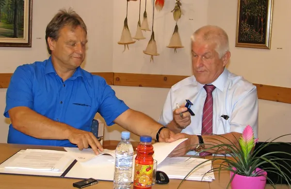  Valter Mlekuž (levo) in Jože Duhovnik med podpisom pogodbe o sanaciji žičniških naprav na Kaninu.