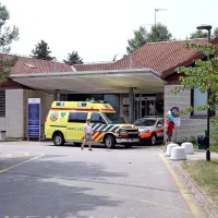 Prebivalci Lucije bodo še nekaj časa zdravnike obiskovali v 
montažnem in povsem dotrajanem zdravstvenem domu.  