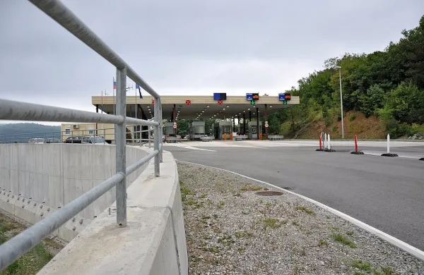 Na mejnem prehodu Sočerga so  policisti pri pregledu  vozila  
36-letnega državljana Nemčije  ugotovili, da je imel v vozilu tri 
otroke z dokumenti, poleg teh pa še šest skritih, brez 
veljavnih dokumentov.  