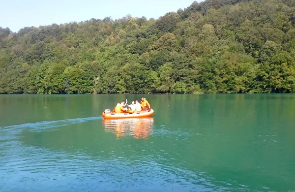 Zaradi težko dostopnega terena so morali pri reševanju 
uporabiti čoln.