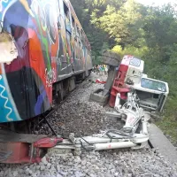 V Gorenjem logu pri Tolminu je ob 8.07  potniški vlak trčil v  
bager, ki je opravljal vzdrževalna dela.
