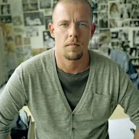 Alexander McQueen je bil avtor mnogih kontroverznih modnih revij.