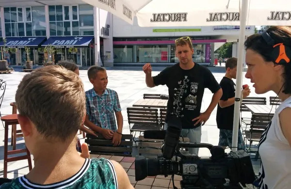 Snemalca Matjaž Ščurek in Kaja Trkman z mladimi domačimi 
filmarji pripravljata plesno zgodbo.