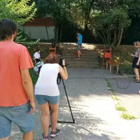 Vloge igralcev, snemalcev, tonskih mojstrov in montažerjev si 
je 17 mladih smiselno razdelilo. 