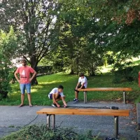 Mešana skupina udeležencev za sporazumevanje, tudi z 
režiserjem Darkom Sinkom (v sredini), uporablja angleščino. 