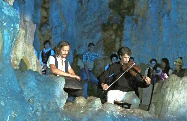 V Tinjelovi pečini nastopajoči ne potrebujejo scene in kulis, 
ker je za edinstvene kulise poskrbela že narava.