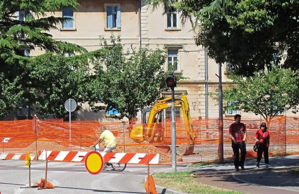 Križi&scaron;če na Erjavčevi  na pol zaprto