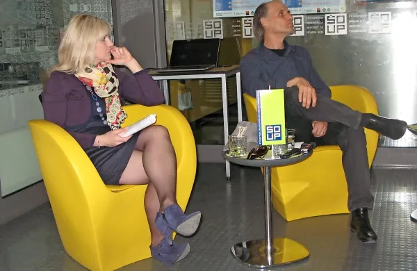 Astrid Prašnikar in Dragan Marušič imata pred seboj negotovo prihodnost: ona ne ve, kaj 
jo čaka, ko ji poteče mandat direktorice Študentskih domov, on pa se bori za nov rektorski 
mandat.  


