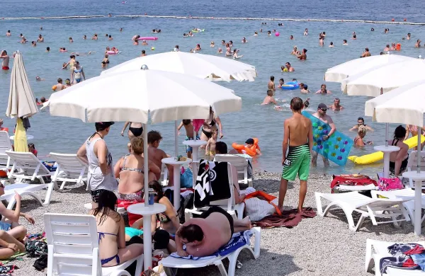 Vremenoslovci za danes napovedujejo, da bodo najvišje 
dnevne temperature dosegle 34 stopinj Celzija, na Primorskem do 36.