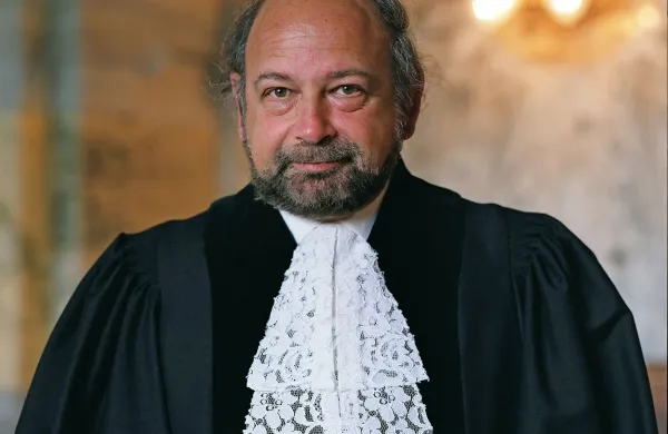 Po odhodu sodnika Ronnyja Abrahama in tem, kako je 
pojasnil svoj odstop, lahko sklepamo, da je arbitražno 
sodišče praktično mrtvo, ocenjuje danes Novi list.