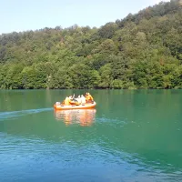 Hudo poškodovanega delavca so po vodi prepeljali do Mosta 
na Soči, od tam pa s helikopterjem v Ljubljano. 