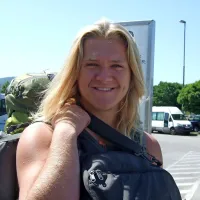  Ashley Dry: “Sem avtohtoni Novozelandec, pravi 
'kiwi'  kot nam rečejo 'tam spodaj', čeprav imam 
poleg Maorskih korenin tudi tiste z Irske, Švedske, 
Belgije ...”    
