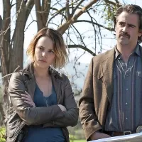 Rachel McAdams kot Ani Bezzerides in Colin Farrel kot Ray 
Velcoro.