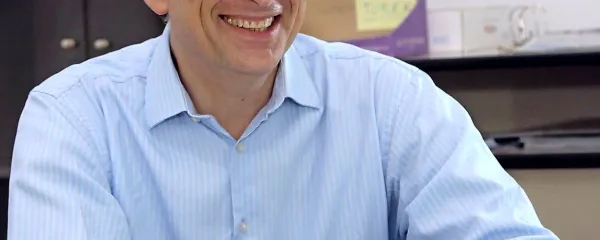Tony Czuczka: “Bistveno je, da sta bila Merklova in Schäuble v pogajanjih z Grčijo na isti 
strani, veslala sta v skupno smer.   Takšen pristop očitno deluje, saj podpora   CDU raste.”