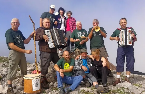 Kergelci izpod Ahca z glasbo   na Snežniku