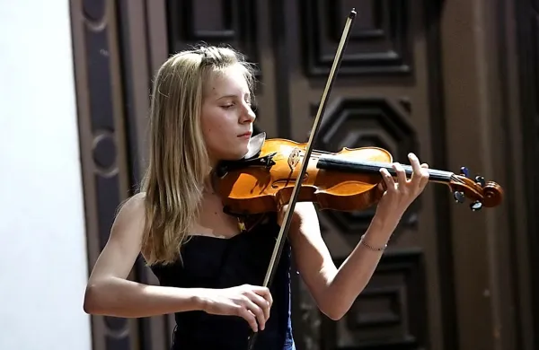 Na uvodnem koncertu 37. Piranskih glasbenih večerov bo kot 
solistka nastopila violinistka Nika Toškan. 