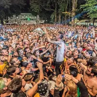 Američani Anti-Flag sporočajo Evropejcem, naj se borijo za ohranjanje dostopnega zdravstva 
in izobraževanja.